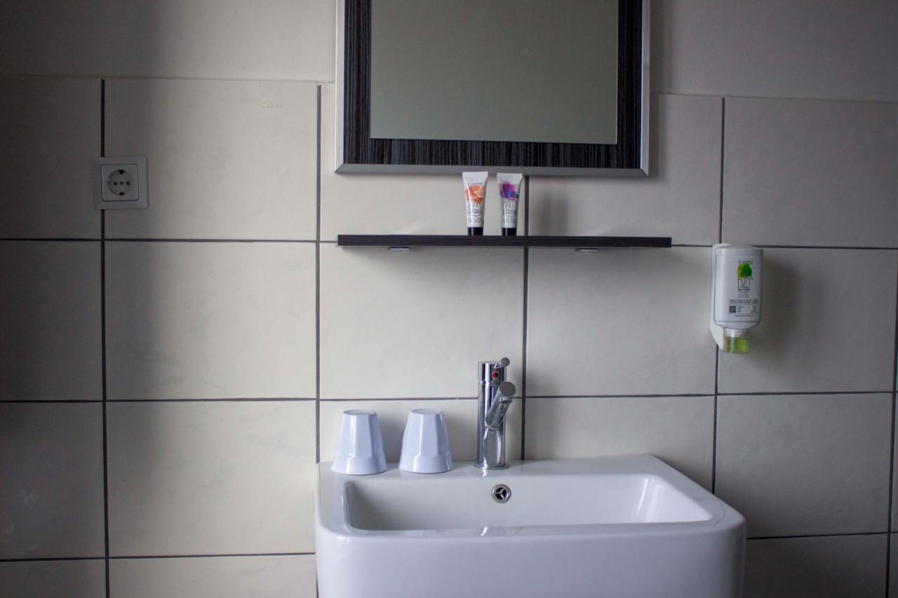 B&B Check Mate Roermond Buitenkant foto